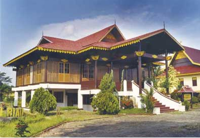 Gambar Rumah Tinggal on Rumah Belah Bubung  Rumah Tradisional Melayu Di Kepulauan Riau